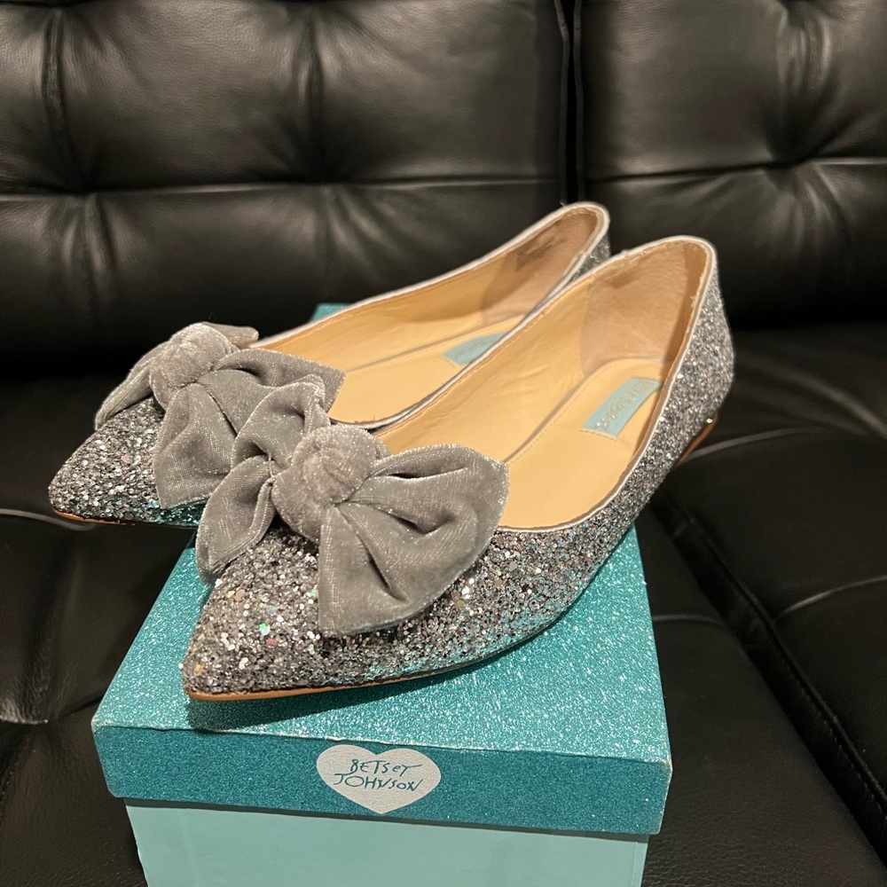 Betsy Johnson Amory flat - Womens 8.5. Silver glitter.